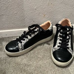 New never worn size 8W casual sneaker
